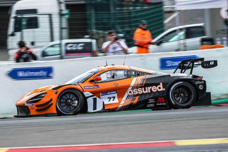 McLaren tímu Optimum Motorsport na čele prvej časti závodu v Spa
